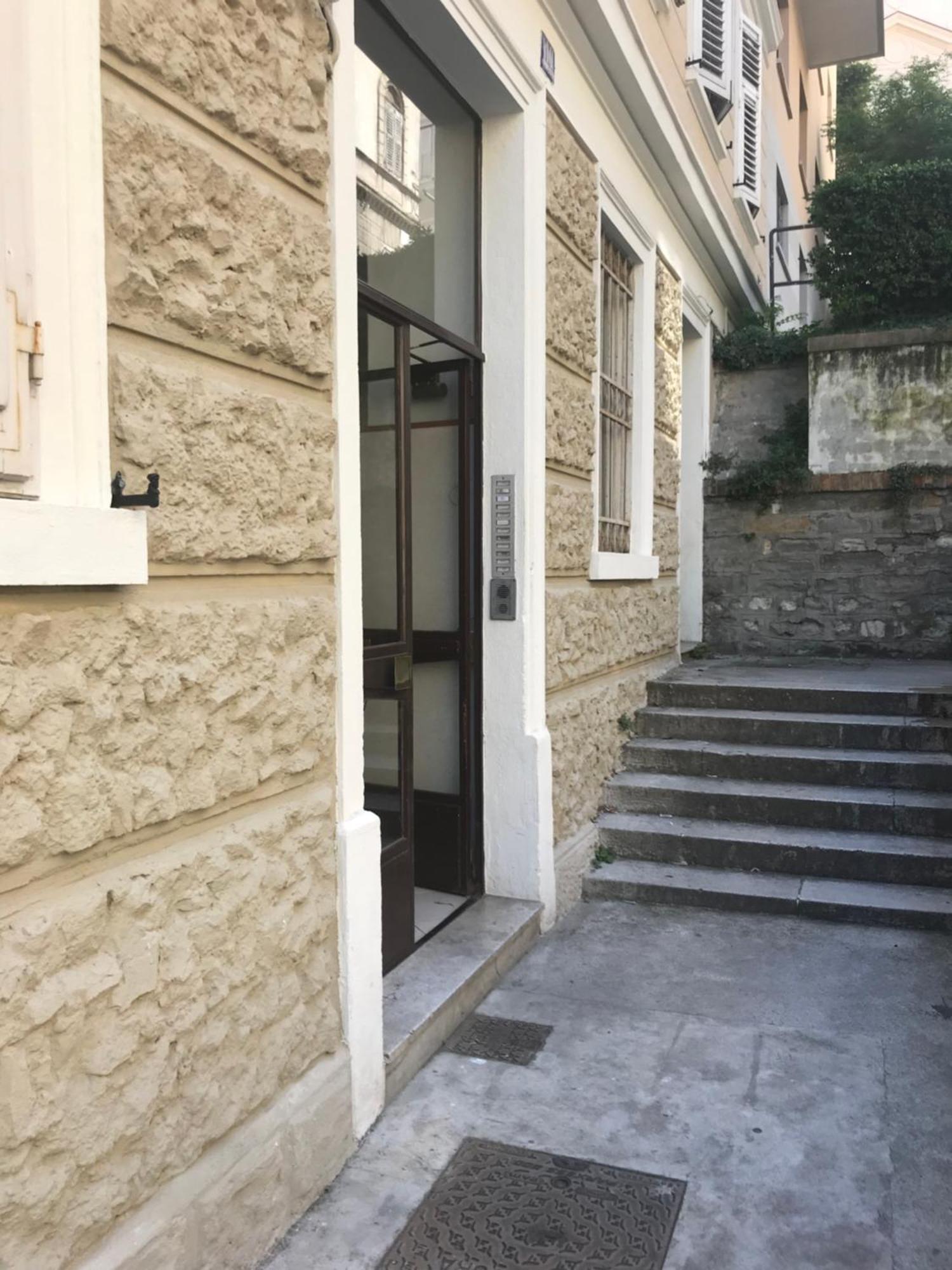 Alla Scalinata Del Teatro Rossetti Parcheggio Trieste Dış mekan fotoğraf