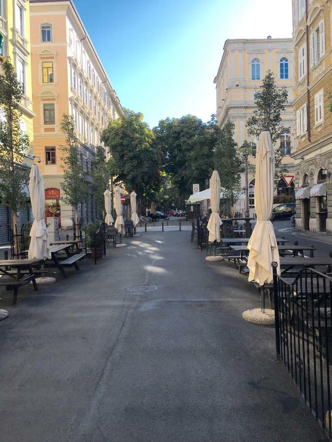 Alla Scalinata Del Teatro Rossetti Parcheggio Trieste Dış mekan fotoğraf